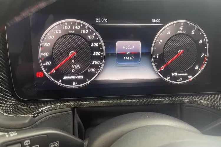 Mercedes-AMG G63 từng của Tuấn Hưng sở hữu khối động cơ xăng V8, tăng áp kép, dung tích 4.0 lít mới nhất. Trái tim này tạo ra công suất tối đa 585 mã lực tại tua máy 6.000 vòng/phút và mô-men xoắn cực đại 850 Nm tại dải tua máy 2.500 - 3.500 vòng/phút.