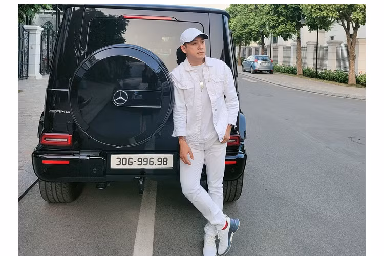 Hiện tại, giá xe Mercedes-AMG G63 hạng sang từng thuộc sở hữu của nam ca sĩ Tuấn Hưng có giá bán lại khoảng 12,5 tỷ đồng, đây là mức giá trung bình mà các công ty nhập khẩu tư nhân đang chào khách.