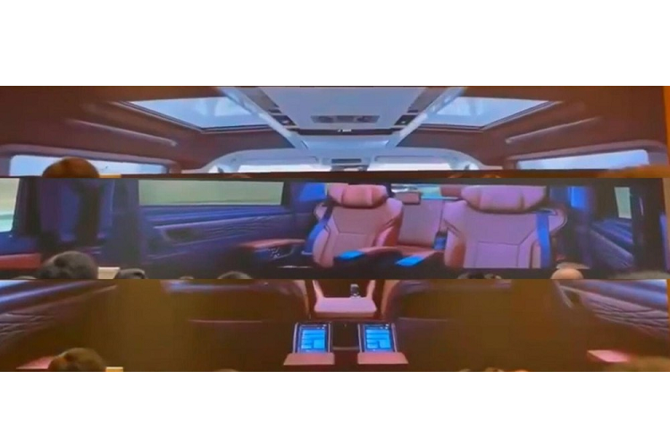 Bên trong Toyota Alphard 2023 là không gian nội thất được thổi làn gió mới với vô lăng 3 chấu, tích hợp phím chức năng, theo phong cách giống Crown Crossover mới. Đằng sau vô lăng là bảng đồng hồ kỹ thuật số với kích thước lên đến 12,3 inch.