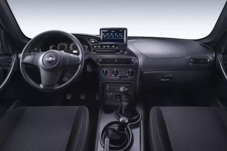 Trước đây, động cơ của mẫu xe việt dã này chỉ đáp ứng tiêu chuẩn khí thải Euro 2 được áp dụng từ năm 1996. Tuy nhiên, nếu so với những mẫu xe đời mới khác thì động cơ của Lada Niva Legend 2024 vẫn bị coi là lạc hậu. Tiêu chuẩn khí thải Euro 5 đã có hiệu lực từ năm 2009.