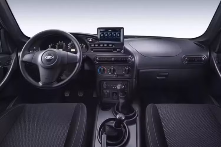 Trước đây, động cơ của mẫu xe việt dã này chỉ đáp ứng tiêu chuẩn khí thải Euro 2 được áp dụng từ năm 1996. Tuy nhiên, nếu so với những mẫu xe đời mới khác thì động cơ của Lada Niva Legend 2024 vẫn bị coi là lạc hậu. Tiêu chuẩn khí thải Euro 5 đã có hiệu lực từ năm 2009.