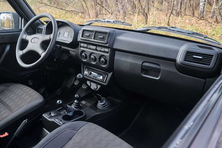 Tương tự phiên bản Legend, Lada Niva Travel 2024 cũng được cải tiến nhẹ. Phiên bản này cũng được bổ sung hệ thống chống bó cứng phanh ABS sau khi bị cắt vào năm ngoái. Đồng thời, Lada Niva Travel 2024 còn có hệ thống kiểm soát hành trình với tính năng giới hạn tốc độ, bảng đồng hồ tích hợp đèn nền và bộ vành hợp kim 2 màu.