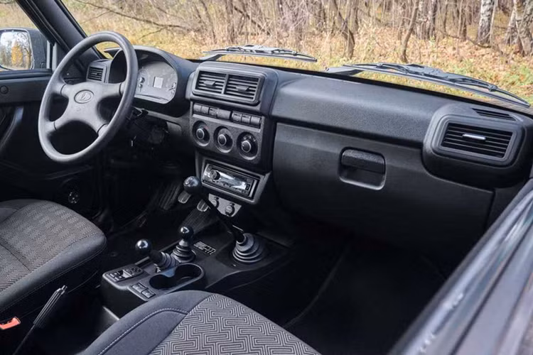 Tương tự phiên bản Legend, Lada Niva Travel 2024 cũng được cải tiến nhẹ. Phiên bản này cũng được bổ sung hệ thống chống bó cứng phanh ABS sau khi bị cắt vào năm ngoái. Đồng thời, Lada Niva Travel 2024 còn có hệ thống kiểm soát hành trình với tính năng giới hạn tốc độ, bảng đồng hồ tích hợp đèn nền và bộ vành hợp kim 2 màu.