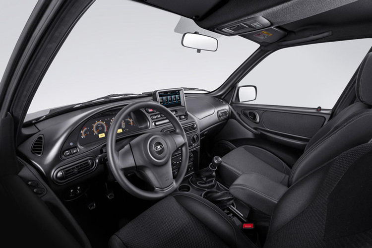 Giá bán của Lada Niva Travel 2024 đương nhiên cũng cao hơn so với phiên bản Legend. Cụ thể, xe có giá khởi điểm 1,215 triệu Ruble (319 triệu đồng), tăng 16.100 Ruble so với phiên bản cũ.