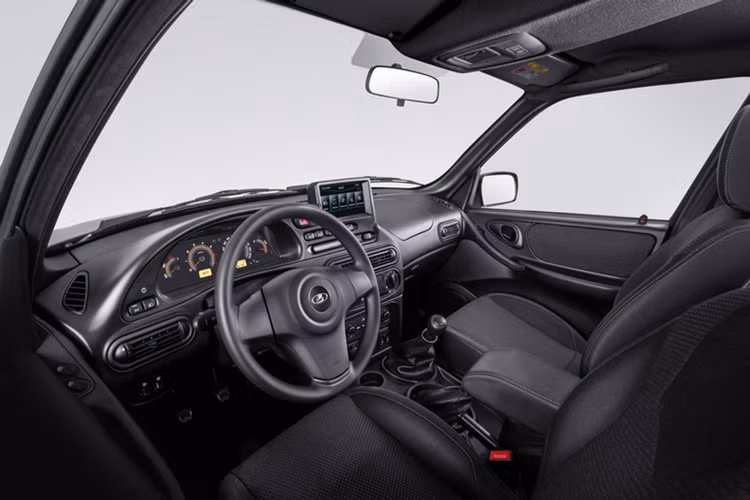 Giá bán của Lada Niva Travel 2024 đương nhiên cũng cao hơn so với phiên bản Legend. Cụ thể, xe có giá khởi điểm 1,215 triệu Ruble (319 triệu đồng), tăng 16.100 Ruble so với phiên bản cũ.