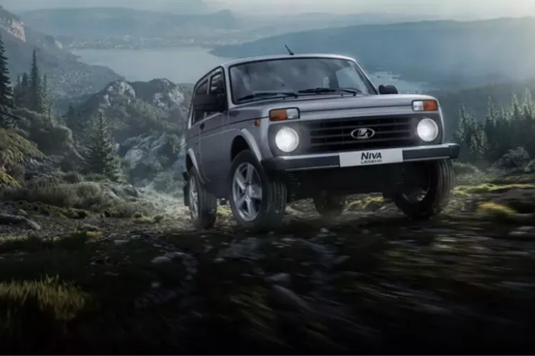 Vào hồi giữa năm 2022, mẫu xe này từng bị cắt bỏ hệ thống ABS cũng như túi khí sau xung đột leo thang giữa Nga và Ukraine. Sau hơn 1 năm bị cắt, trang bị an toàn rất cơ bản này cuối cùng cũng quay trở lại với mẫu xe Nga.