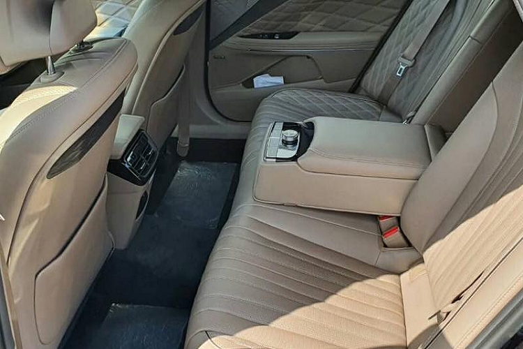 Kia K8 2023 mới có chiều dài x rộng x cao lần lượt là 5.015 x 1.875 x 1.455 mm, chiều dài cơ sở 2.895 mm. Xe có 4 tuỳ chọn động cơ, gồm: 2.5L, 3.5L V6, 1.6L tăng áp hybrid và 3.5L V6 dùng nhiên liệu gas hóa lỏng. Hầu hết các động cơ này đều đi kèm hộp số 8 cấp, ngoại trừ riêng K8 hybrid sử dụng hộp số 6 cấp. Hiện chưa rõ chiếc Kia K8 xuất hiện tại Việt Nam sử dụng loại động cơ nào.