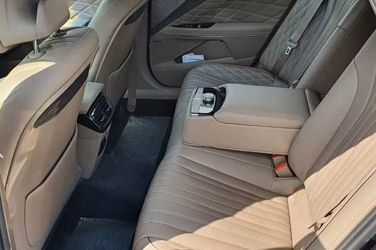 Kia K8 2023 mới có chiều dài x rộng x cao lần lượt là 5.015 x 1.875 x 1.455 mm, chiều dài cơ sở 2.895 mm. Xe có 4 tuỳ chọn động cơ, gồm: 2.5L, 3.5L V6, 1.6L tăng áp hybrid và 3.5L V6 dùng nhiên liệu gas hóa lỏng. Hầu hết các động cơ này đều đi kèm hộp số 8 cấp, ngoại trừ riêng K8 hybrid sử dụng hộp số 6 cấp. Hiện chưa rõ chiếc Kia K8 xuất hiện tại Việt Nam sử dụng loại động cơ nào.