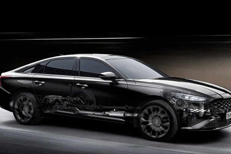 Ở bên hông, Kia K8 sở hữu những đường nét sắc sảo, hiện đại được cho là lấy cảm hứng từ “những chiếc du thuyền lướt qua vùng nước lặng”. Trong khi đó ở phía sau, xe được tạo hình gân guốc. Kia K8 được trang bị cánh gió nhỏ liền mạch với đuôi xe, đèn hậu LED dạng chữ Y trải dài theo chiều ngang bo lấy các góc đuôi.