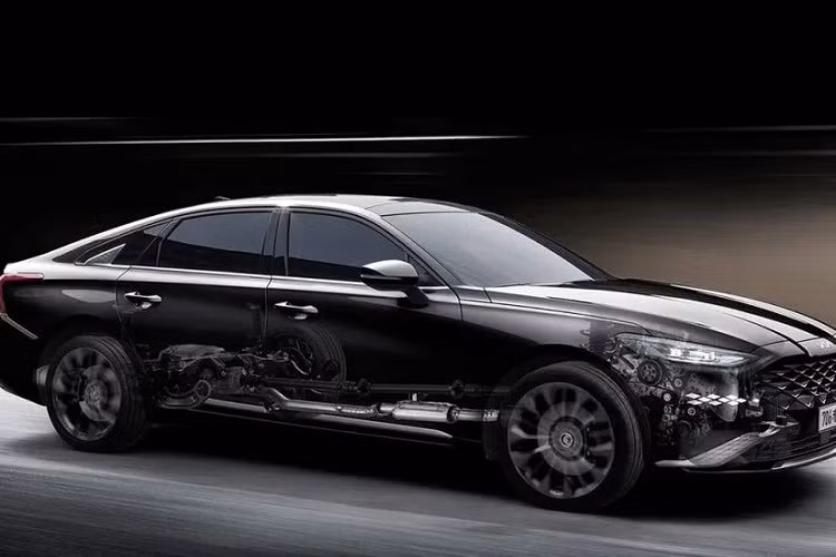 Ở bên hông, Kia K8 sở hữu những đường nét sắc sảo, hiện đại được cho là lấy cảm hứng từ “những chiếc du thuyền lướt qua vùng nước lặng”. Trong khi đó ở phía sau, xe được tạo hình gân guốc. Kia K8 được trang bị cánh gió nhỏ liền mạch với đuôi xe, đèn hậu LED dạng chữ Y trải dài theo chiều ngang bo lấy các góc đuôi.