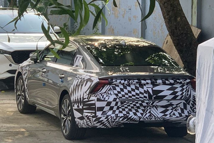 "Táo bạo" có lẽ là từ thích hợp nhất để miêu tả diện mạo của Kia K8. Phần đầu xe nổi bật với lưới tản nhiệt kiểu mũi hổ đặc trưng, không đường viền kết hợp với cản trước mỏng tạo sự liền mạch, khác biệt đối với mọi mẫu Kia khác. Lưới tản nhiệt được thiết kế với kiểu họa tiết kim cương khá phức tạp, bên cạnh là đèn xi-nhan độc lập đặt bên dưới cụm đèn trước.