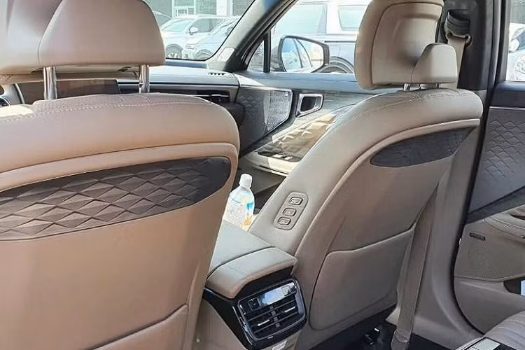 Việc lựa chọn hãng loa Meridian cho thấy Kia đang tham vọng bước lên tầm cao mới về chất lượng ô tô. Các chi tiết đáng chú ý khác được trang bị trên Kia K8 bao gồm: ngăn đựng cốc làm từ gỗ, vô lăng 3 chấu rất sang với logo Kia mới đặt ở trung tâm, đồng thời tích hợp nhiều chức năng tiện lợi.