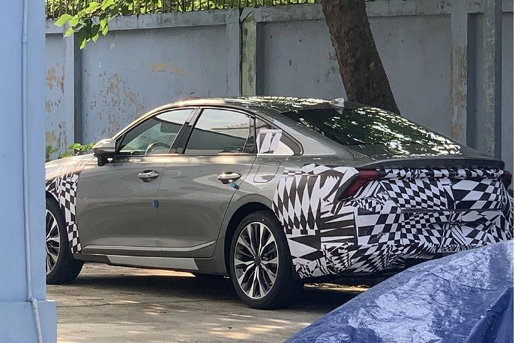 K8 chính là một trong những mẫu xe đầu tiên được áp dụng thiết kế logo mới của hãng Kia. Đồng thời, đây cũng là mẫu xe đầu tiên của hãng Kia mang cái tên K8. Tại thị trường Hàn Quốc, mức giá xe Kia K8 có mức khởi điểm 33,8 triệu won (khoảng 642 triệu đồng).