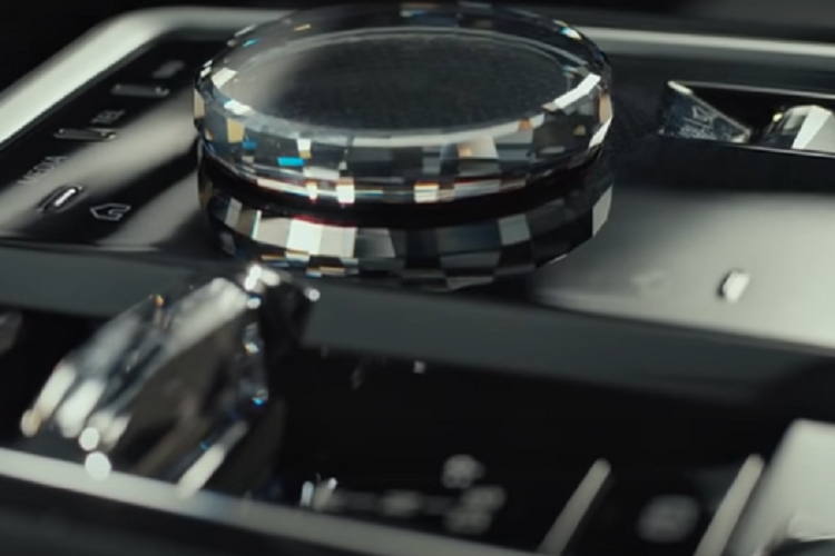 Bên trong khoang lái của xe sedan điện BMW i7 có 2 màn hình gồm bảng đồng hồ và màn hình giải trí, thiết kế cong về phía người lái, nhưng đó chưa phải là điểm nhấn