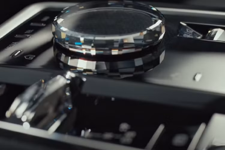 Bên trong khoang lái của xe sedan điện BMW i7 có 2 màn hình gồm bảng đồng hồ và màn hình giải trí, thiết kế cong về phía người lái, nhưng đó chưa phải là điểm nhấn