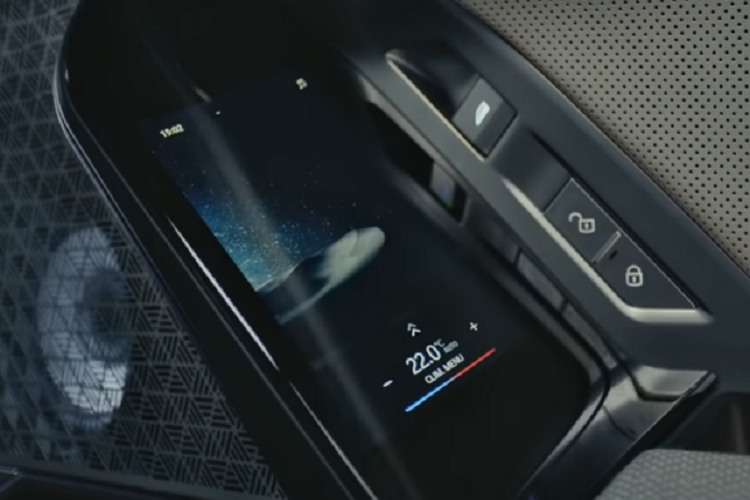 Thay vào đó, màn hình Theater Screen 31 inch tùy chọn trên trần xe để hành khách phía sau giải trí, xem phim và dải cảm ứng Interaction Bar trên mặt táp-lô, vừa cung cấp đèn viền nội thất vừa hiển thị những nút bấm ảo để chỉnh nhiều tính năng của xe.