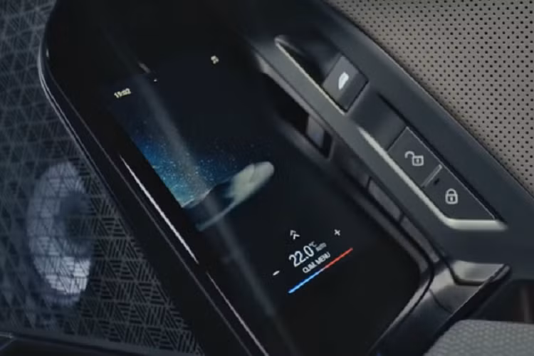 Thay vào đó, màn hình Theater Screen 31 inch tùy chọn trên trần xe để hành khách phía sau giải trí, xem phim và dải cảm ứng Interaction Bar trên mặt táp-lô, vừa cung cấp đèn viền nội thất vừa hiển thị những nút bấm ảo để chỉnh nhiều tính năng của xe.