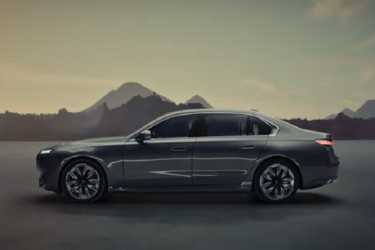 Việc xe điện hạng sang BMW i7 được mang về nước là 1 tin vui cho các tín đồ Bimmer nhưng cũng là nỗi lo của Mercedes-Benz khi chiếc xe điện EQS của họ đã có đối thủ xứng tầm.
