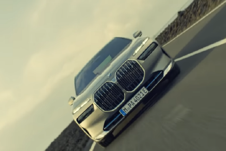 BMW i7 thực tế là chiếc xe điện của dòng sedan hạng sang cỡ lớn 7-Series thế hệ mới cũng sắp được ra mắt tại Việt Nam. Một số thông tin cho rằng, BMW i7 về Việt Nam thuộc phiên bản xDrive60 với 2 mô-tơ điện nằm trên 2 cầu và hệ dẫn động 4 bánh toàn thời gian.