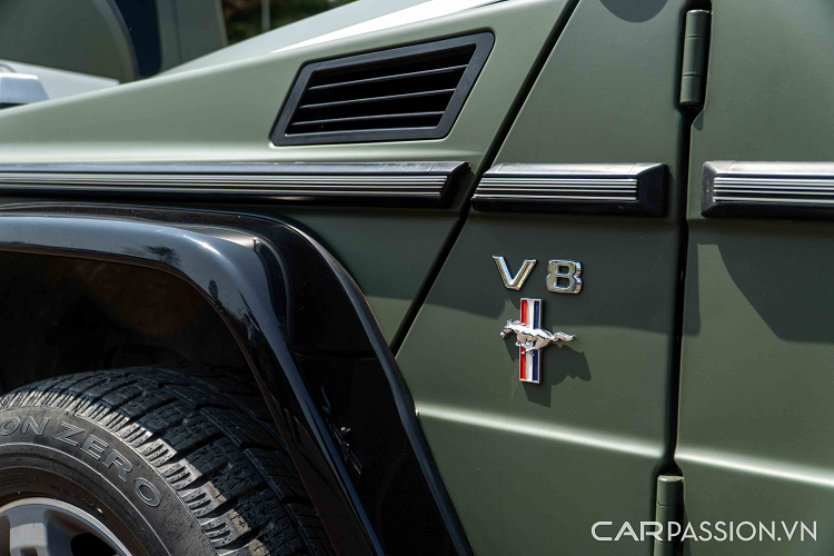 Nội thất G 500 Edition 35 với nhiều chất liệu cao cấp như da designo và gỗ đen piano. Cụm vô-lăng 4 chấu vát đáy được bọc da với nhiều nút điều chỉnh.