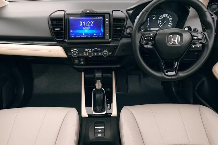 Cửa sổ trời, đèn viền ở khu vực sàn đặt chân, điều hòa tự động, sạc điện thoại không dây và màn hình cảm ứng trung tâm 8 inch hỗ trợ kết nối Apple CarPlay/Android Auto không dây. Bản cao cấp của xe sẽ được trang bị phanh tay điện tử và tính năng tự động giữ phanh tạm thời.