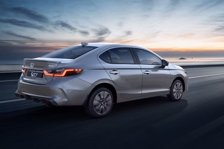 Thứ hai là hệ truyền động hybrid e:HEV, bao gồm động cơ xăng Atkinson Cycle 4 xi-lanh, dung tích 1.5L, kết hợp cùng 1 mô-tơ điện và hộp số eCVT, tạo ra công suất tổng cộng 126 mã lực cùng mô-men xoắn cực đại 253 Nm. Lượng xăng tiêu thụ trung bình của Honda City e:HEV 2023 là 27,13 km/lít (3,68 lít/100 km).