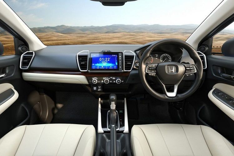 Tùy theo phiên bản, xe sẽ dùng vành có đường kính 15 inch hoặc 16 inch. Bên trong Honda City 2023 ở Ấn Độ là không gian nội thất gần như giữ nguyên về mặt thiết kế. Bù lại, xe có thêm những trang bị mới như bảng đồng hồ kỹ thuật số với màn hình màu TFT 7 inch, gương chiếu hậu chống chói tự động.