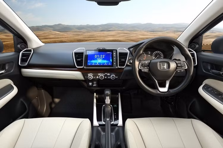 Tùy theo phiên bản, xe sẽ dùng vành có đường kính 15 inch hoặc 16 inch. Bên trong Honda City 2023 ở Ấn Độ là không gian nội thất gần như giữ nguyên về mặt thiết kế. Bù lại, xe có thêm những trang bị mới như bảng đồng hồ kỹ thuật số với màn hình màu TFT 7 inch, gương chiếu hậu chống chói tự động.