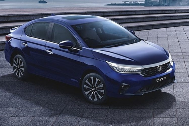 Theo nhân viên tư vấn bán hàng tại đại lý, Honda City 2023 tại Việt Nam sẽ chính thức ra mắt vào khoảng quý III năm nay, có thể là tháng 7/2023. Mẫu xe sedan cỡ B này cũng sẽ được áp dụng những thay đổi như xe ở Ấn Độ với 2 tùy chọn động cơ là máy xăng và hybrid (e:HEV).