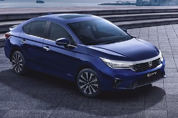 Theo nhân viên tư vấn bán hàng tại đại lý, Honda City 2023 tại Việt Nam sẽ chính thức ra mắt vào khoảng quý III năm nay, có thể là tháng 7/2023. Mẫu xe sedan cỡ B này cũng sẽ được áp dụng những thay đổi như xe ở Ấn Độ với 2 tùy chọn động cơ là máy xăng và hybrid (e:HEV).