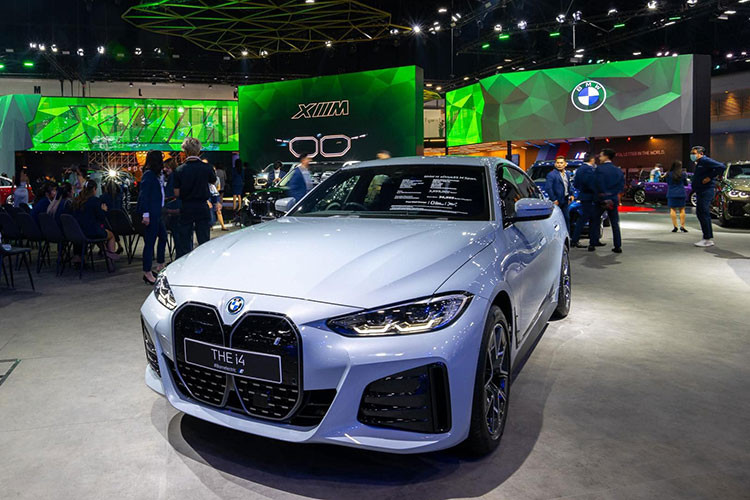 Mức giá xe BMW i4 2023 phiên bản eDrive35 M Sport được bán từ 3,789 triệu baht (tương đương 2,6 tỷ đồng). Hiện có thông tin BMW i4 đã được THACO làm thủ tục thông quan trong tháng 2 vừa qua tại Việt Nam, chuẩn bị ra mắt chính thức trong thời gian sắp tới. Dự kiến phiên bản dành cho Việt Nam là eDrive40 cao cấp hơn bản Thái Lan.
