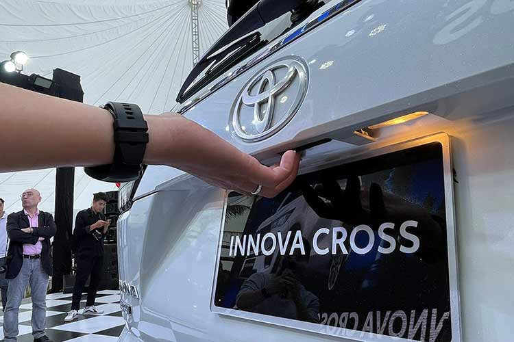 Dung tích khoang hành lý Toyota Innova Cross 2024 có thể mở rộng lên đến 990 L khi gập hàng ghế thứ ba. Phiên bản Innova Cross Hybrid 2024 trang bị cốp chỉnh điện hiện đại, nhưng chưa có tính năng đá cốp rảnh tay.