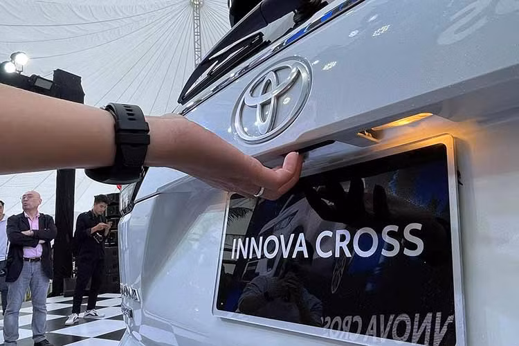 Dung tích khoang hành lý Toyota Innova Cross 2024 có thể mở rộng lên đến 990 L khi gập hàng ghế thứ ba. Phiên bản Innova Cross Hybrid 2024 trang bị cốp chỉnh điện hiện đại, nhưng chưa có tính năng đá cốp rảnh tay.