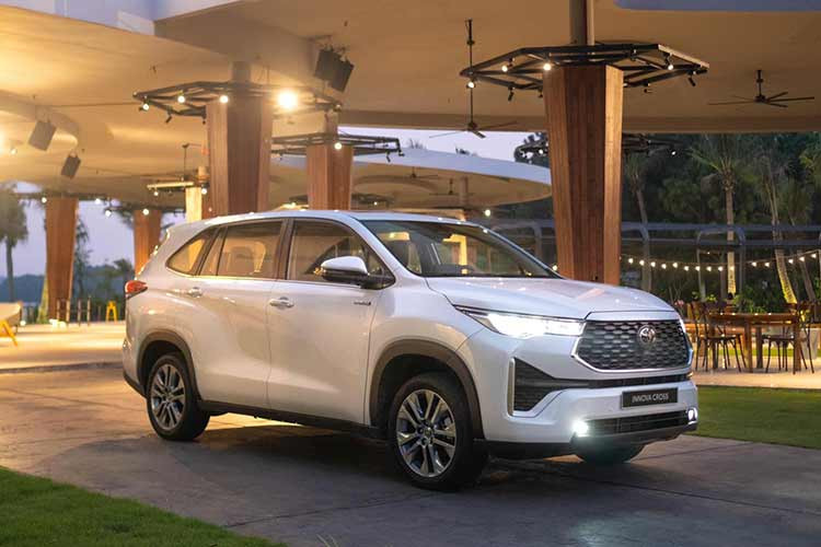 Xe được phân phối với 5 màu sắc và chính thức có mặt tại các Đại lý Toyota trên toàn quốc từ ngày 12/10/2023. Mức giá xe Toyota Innova Cross 2024 tại Việt Nam được công bố từ 810 triệu đồng cho phiên bản 8 chỗ máy xăng và 990 triệu đồng cho phiên bản hybrid 7 chỗ ngồi. Mức giá này cũng được xem là khá cạnh tranh so với "đối thủ" Hyundai Custin đến từ Hàn Quốc vừa ra mắt tháng 9 vừa qua.
