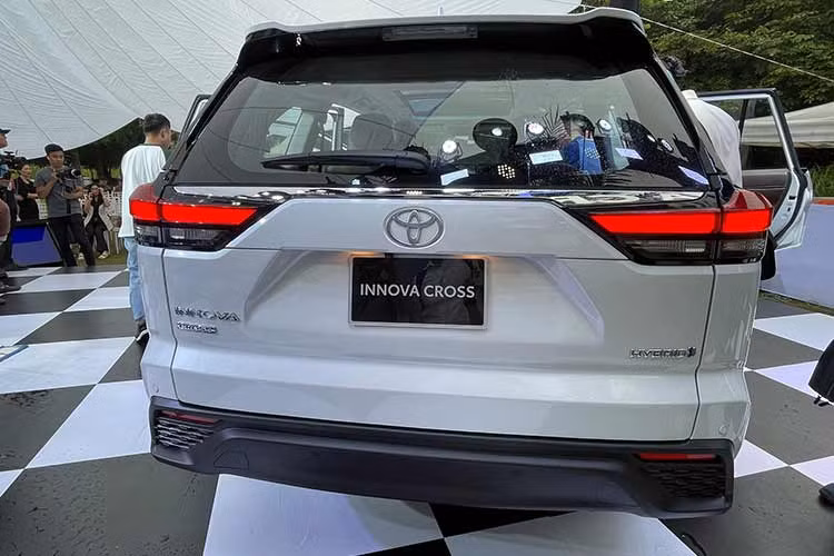 Ngoài ra, cản sau và cửa cốp dạng hình thang, tạo cho phần đuôi xe thêm vẻ khỏe khoắn, đậm chất SUV. Khoang lái Toyota Innova Cross 2024 khá hiện đại với màn hình giải trí cảm ứng 10,1 inch đặt nổi. Cả hai phiên bản đều thiết kế nội thất 2 tông màu đen và nâu sang trọng.