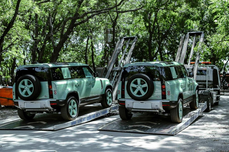 Cung cấp sức mạnh cho Defender 75th Limited Edition là máy xăng I6 tăng áp công suất 3.0L, cho công suất xấp xỉ 400 mã lực cùng mô-men xoắn 550 Nm, kết hợp hộp số tự động 8 cấp và hệ dẫn động 4 bánh.