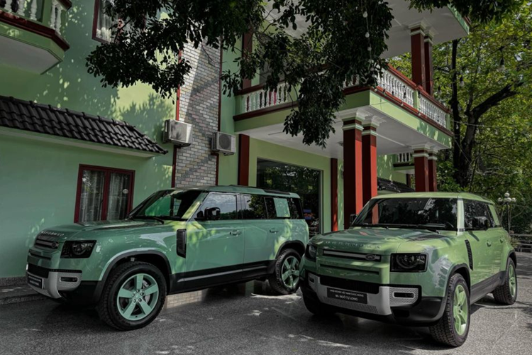 Đây là 2 chiếc cuối cùng trong 5 chiếc bán giới hạn tại thị trường Việt Nam. Trên trang chủ của Land Rover Việt Nam, mức giá xe Land Rover Defender 75th Limited Edition được phân phối chính hãng với mức khởi điểm 7,359 tỷ đồng, chưa bao gồm các tùy chọn.