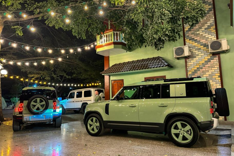 Về nội thất, xe được trang bị nhiều tính năng hiện đại, cao cấp như: camera 3D toàn cảnh, chức năng tùy chỉnh chế độ vượt địa hình, hệ thống âm thanh meridian, hệ thống đèn trước LED ma trận, hệ thống thông tin giải trí Pivi Pro với màn hình cảm ứng trung tâm 11,4 inch