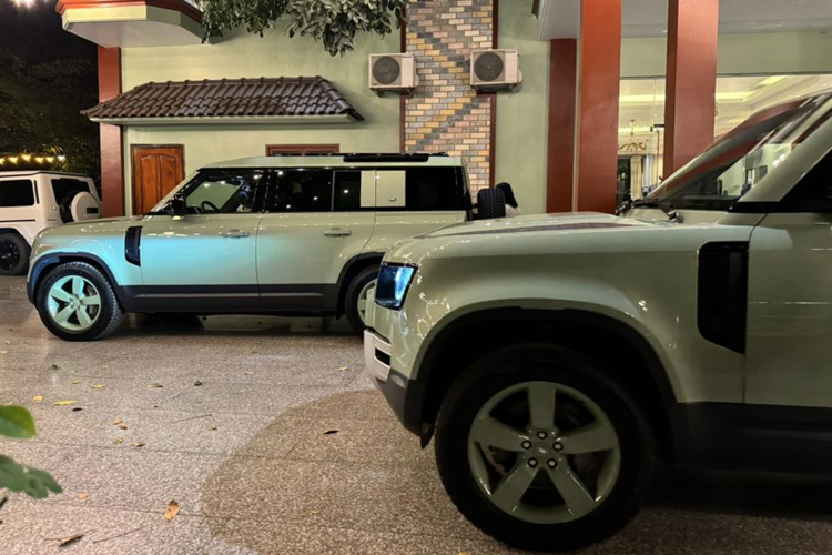 Một trong hai anh em cũng chính là người lái chiếc Toyota Land Cruiser LC300 cùng phượt xuyên biên giới từ Việt Nam sang Mông Cổ cùng đại gia Hải Phòng và chiếc Porsche 911 Dakar 2023 vừa qua. Defender 75th Limited Edition được phát triển dựa trên biến thể thân xe 110.