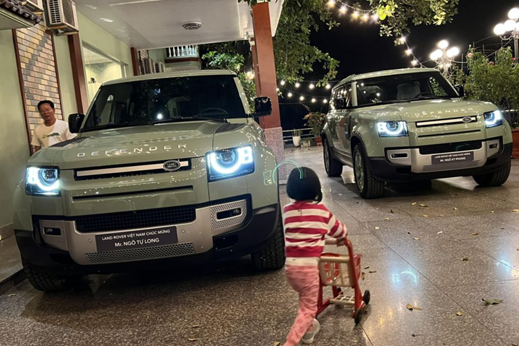 Xe sở hữu thiết kế ngoại thất độc quyền đi cùng màu sơn xanh lá Grasmere mang tính biểu tượng, mâm xe hợp kim 20 inch và các chi tiết trang trí nội thất cũng được sơn cùng màu tương ứng. Logo 75 năm khắc laser được bố trí ở đuôi và bảng táp-lô bên trong.