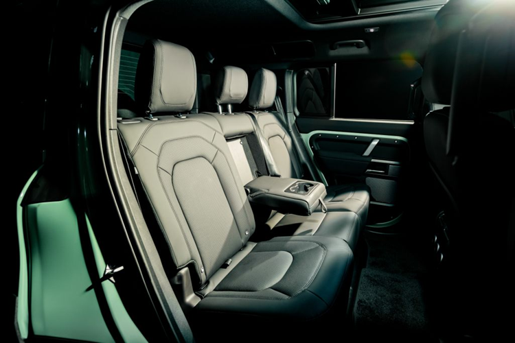 Ghế ngồi của xe cũng được hoàn thiện bởi chất liệu resist màu đen Ebony có chỉnh điện 14 hướng, sưởi và làm mát cho người lái và hành khách, đi cùng bệ trung tâm được bọc chất liệu Robustec - loại vải bền bỉ nhất hiện có trên Defender.
