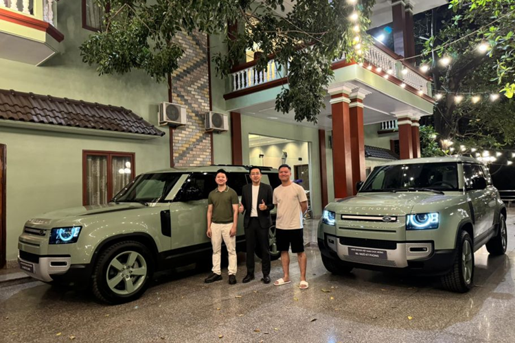 Được biết, hai anh em đều có chung niềm đam mê với xe cộ, thích du lịch khám phá, nên cả hai quyết định tậu chiếc Land Rover Defender 75th Limited Edition. Hơn nữa họ còn đều thích màu xanh Grasmere Green, nên không chỉ tậu xe mà cả hai còn sơn lại nhà cùng màu này để chuẩn bị đón Tết.