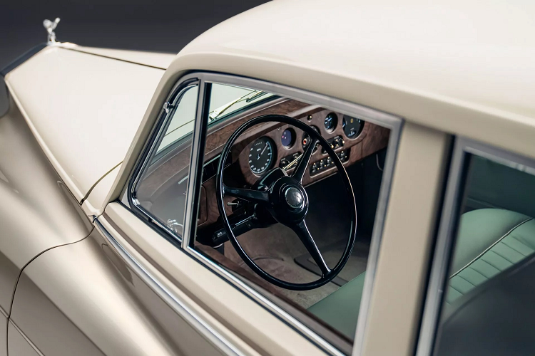 Rolls-Royce Silver Cloud II chạy điện độc nhất vô nhị là một phần trong chương trình khách sạn "Hotel Programme" mới của Lunaz, nhằm khôi phục - sửa đổi những chiếc Bentley và Rolls-Royce cổ điển thuộc sở hữu của các khách sạn sang trọng trên khắp thế giới.