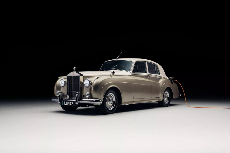 Những thay đổi đầu tiên của chiếc Rolls-Royce Silver Cloud II chạy điện đặc biệt từ màu sơn, với hai lớp sơn có tông màu đặc biệt và kết hợp các yếu tố được phủ màu đậm ở phần dưới. Các chuyên gia phục chế chuyển sự chú ý sang nội thất của Rolls-Royce cổ điển. 