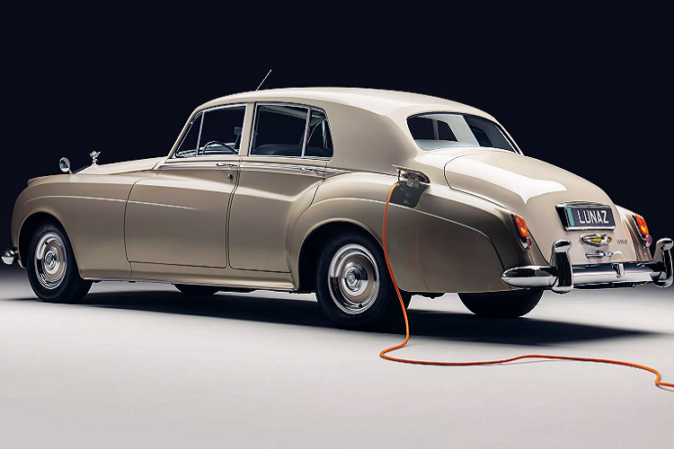 Nội thất chế tác từ da Sage với cùng các chi tiết gỗ óc chó cùng tấm thảm tùy chỉnh bằng chất liệu nylon và nhựa đại dương tái chế.