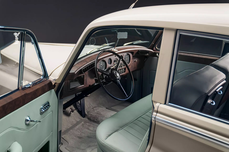 Đến nay, thông số kỹ thuật về động cơ điện của Silver Cloud II chưa được công bố, nhưng Lunaz đã chế tạo chiếc Rolls-Royce Phantom thuần điện với bộ pin 120 kWh. Vì vậy, nhiều khả năng chiếc xe này sẽ trang bị loại pin và sức mạnh tương tự.