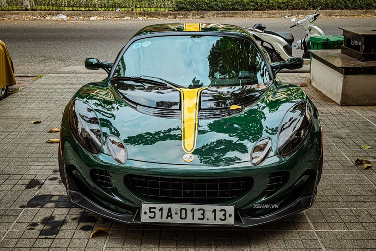 Sau khi thế hệ đầu tiên đã trở nên lỗi thời và không đáp ứng được những tiêu chuẩn an toàn khắt khe của châu Âu, Lotus Elise S2 (thế hệ thứ 2) lên kế hoạch sản xuất và có mặt trên thị trường từ năm 2000. Đối tác tài trợ cho dự án này chính là General Motors (GM).