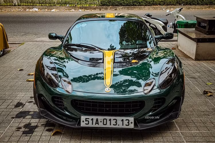 Sau khi thế hệ đầu tiên đã trở nên lỗi thời và không đáp ứng được những tiêu chuẩn an toàn khắt khe của châu Âu, Lotus Elise S2 (thế hệ thứ 2) lên kế hoạch sản xuất và có mặt trên thị trường từ năm 2000. Đối tác tài trợ cho dự án này chính là General Motors (GM).