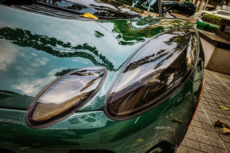 Lotus Elise S2 độc nhất Việt Nam sở hữu ngoại hình nhỏ gọn, phong cách thể thao mang triết lý mới. Trọng lượng rỗng của xe chỉ ở mức 860 kg. Phần đầu xe được thiết kế đơn giản với lưới tản nhiệt sơn đen, hai bên là hốc gió nhỏ. Cụm đèn chiếu sáng có thiết kế bầu bĩnh lạ mắt, bên cạnh là đèn báo rẽ.