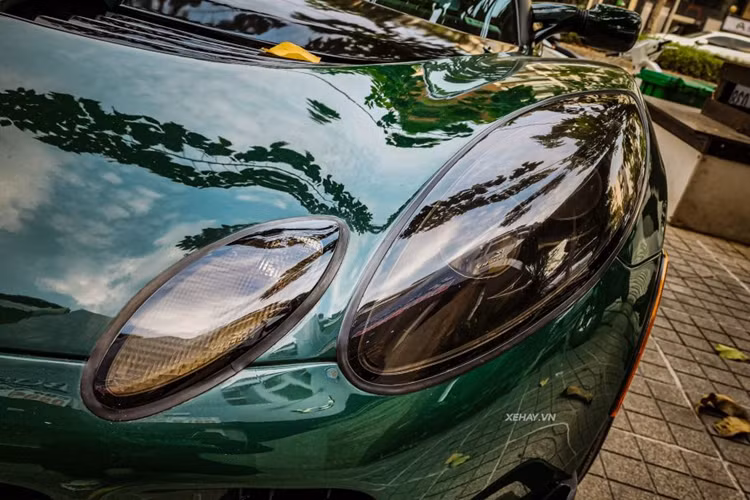 Lotus Elise S2 độc nhất Việt Nam sở hữu ngoại hình nhỏ gọn, phong cách thể thao mang triết lý mới. Trọng lượng rỗng của xe chỉ ở mức 860 kg. Phần đầu xe được thiết kế đơn giản với lưới tản nhiệt sơn đen, hai bên là hốc gió nhỏ. Cụm đèn chiếu sáng có thiết kế bầu bĩnh lạ mắt, bên cạnh là đèn báo rẽ.